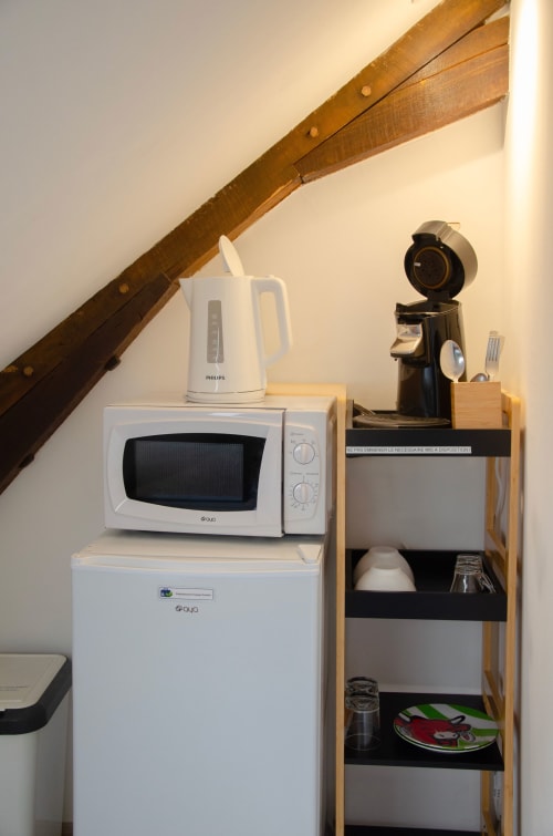 Kitchenette de la chambre Le Relais de Louis aux Relais-Orbigny B&B avec micro-ondes, bouilloire et cafetière