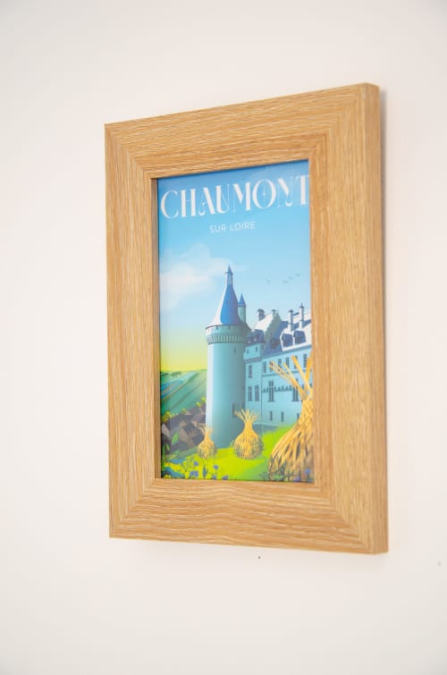 Affiche de voyage vintage du château de Chaumont-sur-Loire dans un cadre bois, exposée à la chambre Le Relais du Jardin aux Les