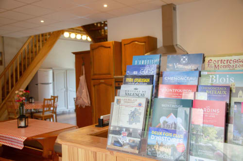 Réception des Relais-Orbigny avec brochures régionales et mobilier en bois à Orbigny, France