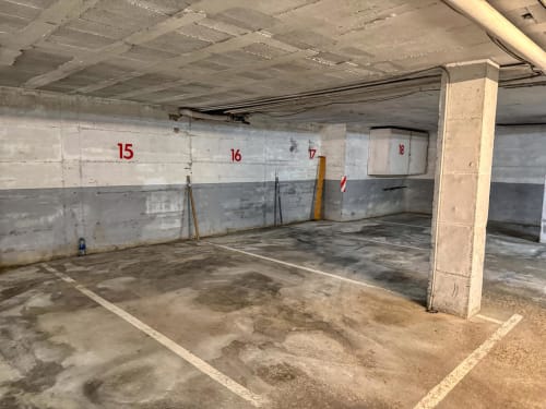 Garatge d'aparcament subterrani de l'hotel Finques Garcia Enrich a Palafrugell amb places numerades 15-18