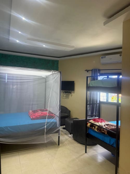 Chambre Kayar à l'hôtel Keur Medzo Lac Rose à Niaga avec lits jumeaux, moustiquaires, climatisation et télévision