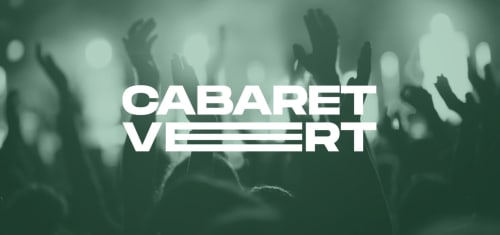 Ambiance du festival Cabaret Vert avec mains levées et éclairages de scène aux séjours Ardennais, Renwez