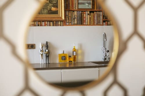 Cuisine moderne de l'appartement L'ALCÔVE à Alombre B&B, Lectoure, avec robinet en acier inoxydable et décoration