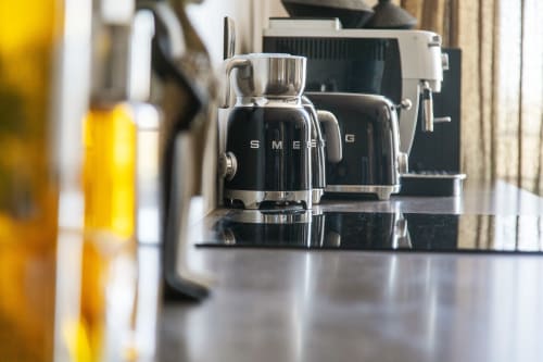 Appareils électroménagers SMEG noirs dans la cuisine moderne de la maison d'hôtes Alombre, Lectoure France