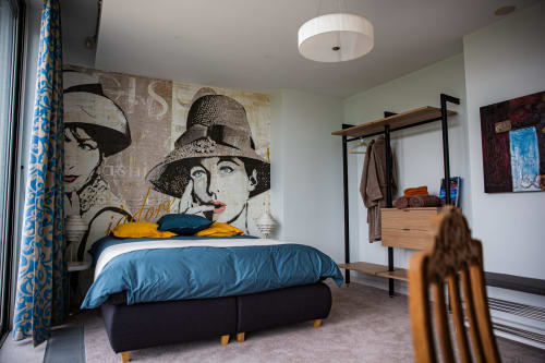 Chambre moderne à Villa Bianca avec fresque murale pop art, literie bleue, portant en bois et rideaux avec vue sur le jardin