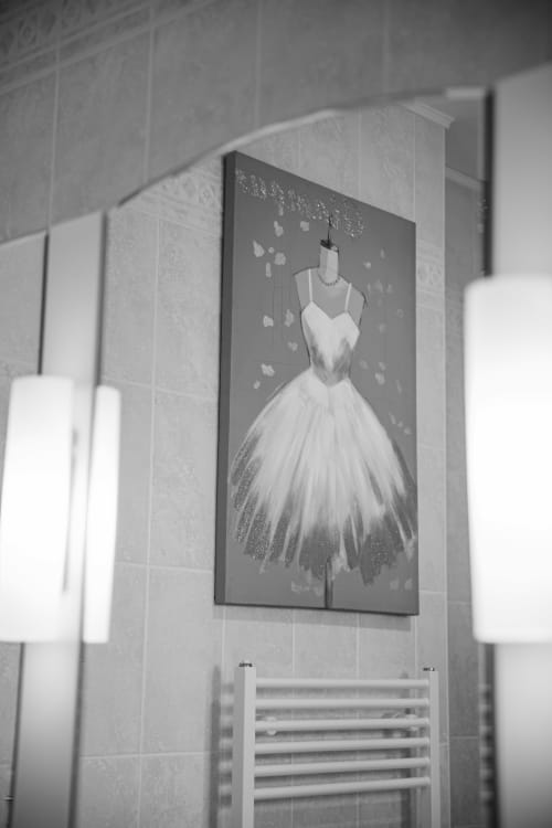 Élégante illustration en noir et blanc d'une robe de bal exposée dans la salle de bain de la Villa Bianca B&B, Mortroux Dalhem