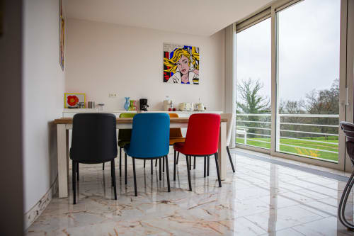 Salle à manger moderne avec chaises colorées à Villa Bianca BnB, vue sur jardin, grandes fenêtres et décoration pop art