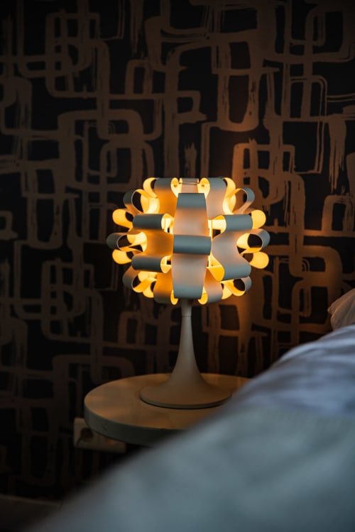 Lampe de table moderne illuminée avec éléments dorés à la Villa Bianca, boutique hôtel à Mortroux Dalhem, Belgique