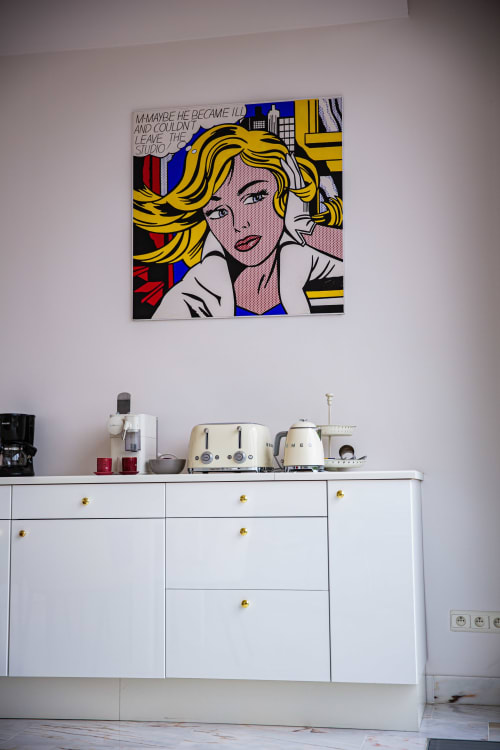 Cuisine moderne aux armoires blanches, électroménagers rétro et portrait pop art à Villa Bianca, Belgique