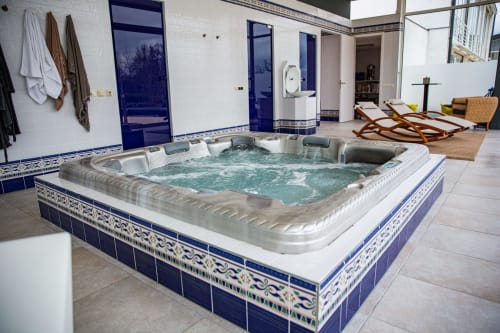 Bain à remous de luxe aux eaux turquoise dans l'espace bien-être de la Villa Bianca, Mortroux Dalhem Belgique