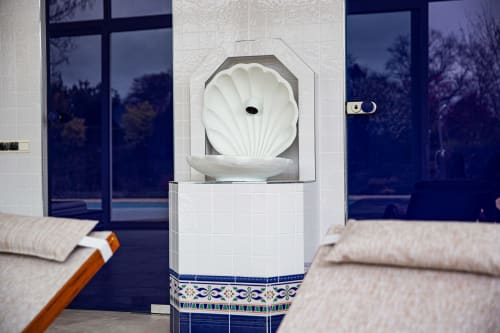 Salle de bains luxueuse de la Villa Bianca avec lavabo en forme de coquille à Mortroux, Belgique