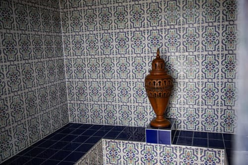 Chambre double de luxe à Villa Bianca avec carrelage bleu ornementé, sols en carreaux foncés et vase décoratif en bois