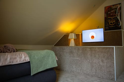 Chambre double confortable à Villa Bianca B&B avec TV écran plat, éclairage chaleureux et vue sur le jardin à Mortroux Dalhem
