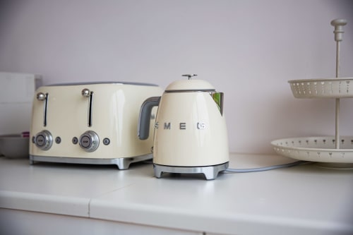 Bouilloire et grille-pain SMEG crème dans la kitchenette d'une chambre d'hôtel Villa Bianca avec vue sur le jardin