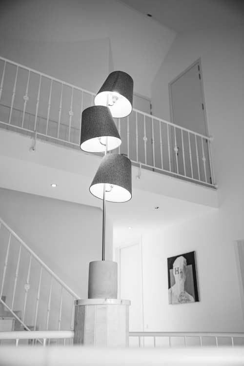 Luminaire suspendu moderne dans la chambre double de Villa Bianca, balustrades blanches et design minimaliste