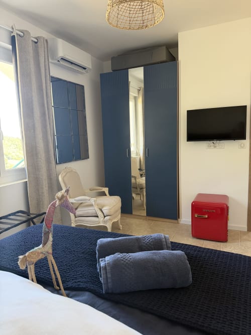 Chambre « Le nid des anges » au Petit Coin de Paradis à Alata, avec penderies bleues, vue sur les montagnes et équipements modernes