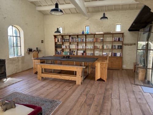 Salon bibliothèque rustique à La Grange Neuve B&B à Potélières avec meubles en bois et étagères