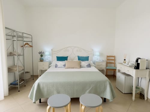 Camera Alba presso la B&B Alba a Polignano a Mare con letto queen, comodini bianchi e servizi moderni
