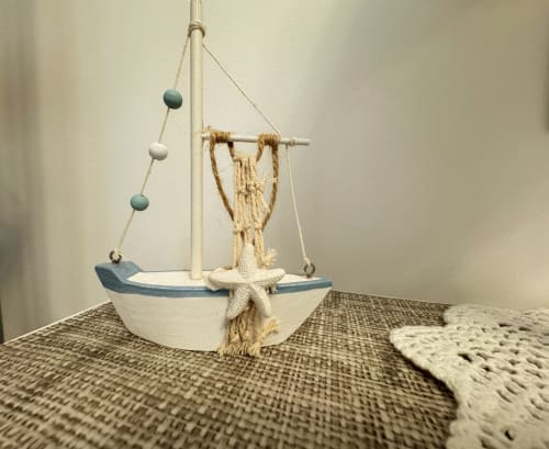 Nautical sailboat decoration with starfish and rope details in B&B Alba's garden room, Polignano a Mare