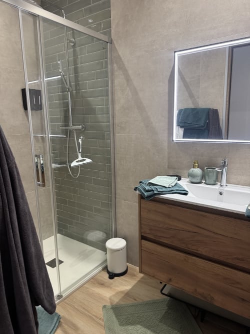 Salle de bain moderne au Petit Coin de Paradis à Alata avec douche à l'italienne, meuble vasque en bois et miroir rétroéclairé