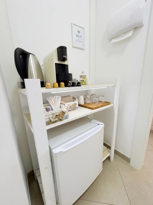 Coffee station in Camera Bea room at B&B Alba, Polignano a Mare, featuring white shelving with kettle and coffee maker