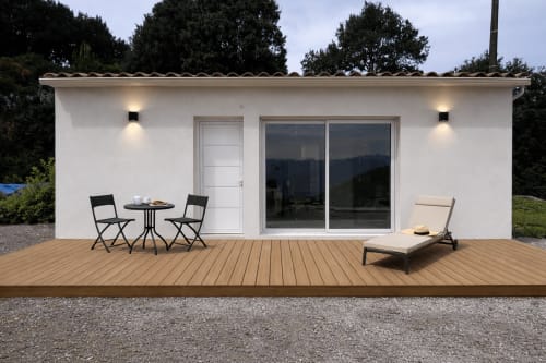 Élégant appartement blanc avec terrasse en bois, coin détente et vue sur la mer à Alata, France