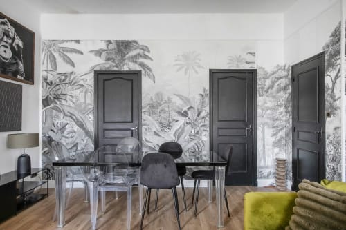 Salle à manger contemporaine de l'appartement L'ENVOL à Alombre B&B, Lectoure, avec papier peint botanique, table en verre, portes noires et