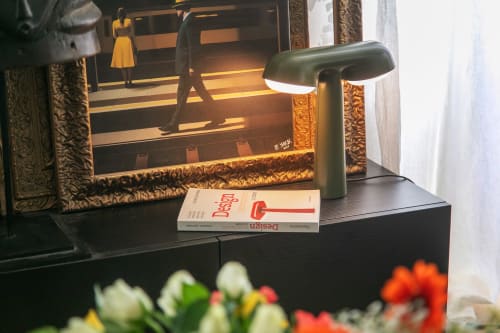 Lampe de bureau moderne et livre dans l'appartement L'ENVOL à Alombre B&B, Lectoure, avec tableau encadré et fleurs
