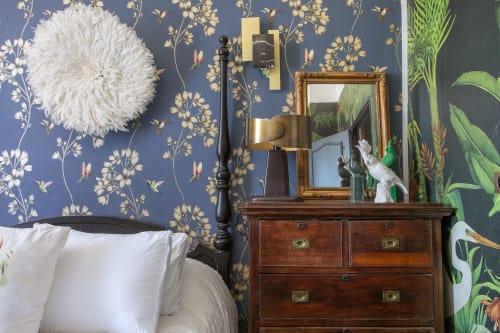 Chambre L'ENVOL de la maison d'hôtes Alombre à Lectoure avec papier peint fleuri bleu, commode en bois et literie blanche