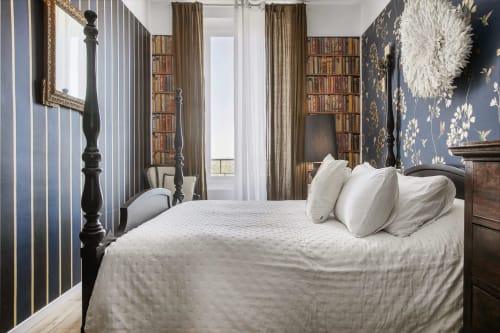 Chambre élégante à l'Alombre B&B de Lectoure avec lit à baldaquin, draps blancs et vue sur les montagnes