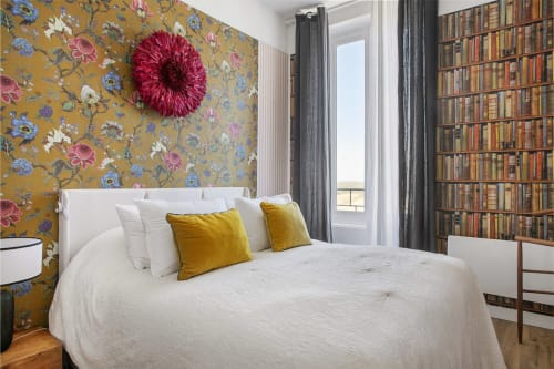 Chambre L'ENVOL de l'Alombre B&B à Lectoure, avec papier peint floral, lit blanc et vue sur la montagne