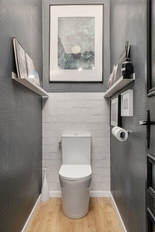 Salle de bain moderne de l'appartement L'ENVOL à Alombre B&B, Lectoure, avec toilettes contemporains, carrelage blanc métro et décoration encadrée