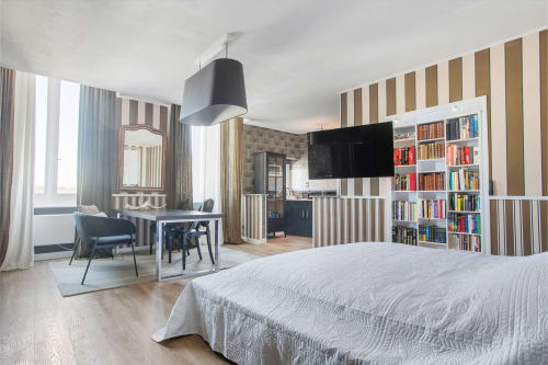Appartement L'Aparté à l'Alombre BnB à Lectoure avec lit, bureau, bibliothèque, TV et vue sur les montagnes