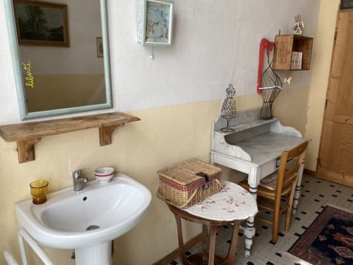 Vintage-style bathroom in Chambre de la abuela at Le Lama Zébré guesthouse, Penmarch, with pedestal sink and period decor