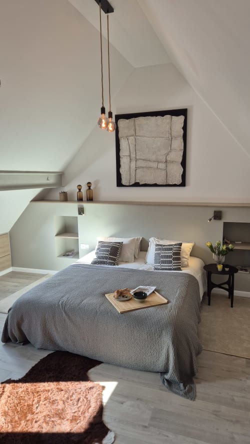 Moderne zolderkamer in Moulin Renaudiots, Autun met schuine plafonds, queensize bed, hangende verlichting en minimalistisch design