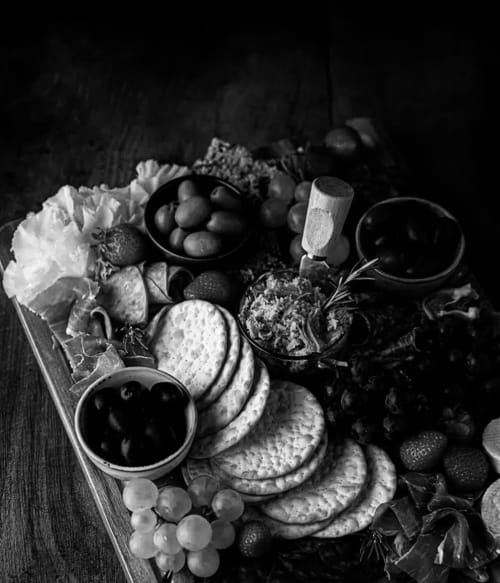 Plateau de charcuterie artisanale à l'Alombre B&B Lectoure avec charcuteries, baies fraîches, olives et vin