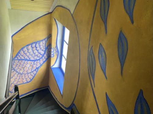 Mural with golden walls and blue fish designs in Le Gîte de la Fresque Interdite cottage at Le Lama Zébré, Penmarch