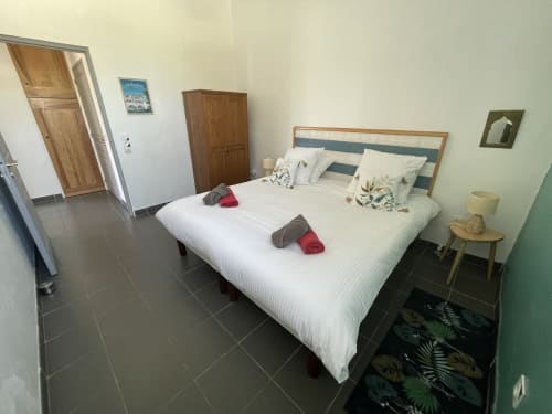 Chambre spacieuse aux Prairies du Val d'Amboise à Noizay avec lit queen-size, mobilier en bois et équipements modernes