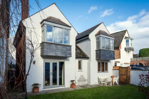 2 Doves Holiday Property in Exeter, GB: Modern white house with garden and patio seating