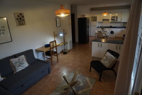 Apartamento moderno de planta abierta en Bizkar Bare, Vizcaya, con sala, cocina y comedor de diseño contemporáneo