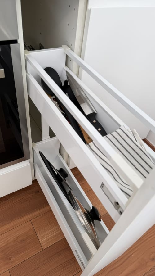 Organizzatore bianco per cassetto cucina con coltelli e utensili presso l'appartamento AirFlat a Opera, IT