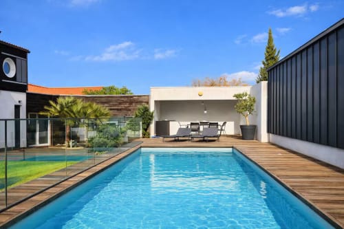 Espace piscine et terrasse ARLOÉ à La Rochelle : architecture moderne et zones de détente luxueuses