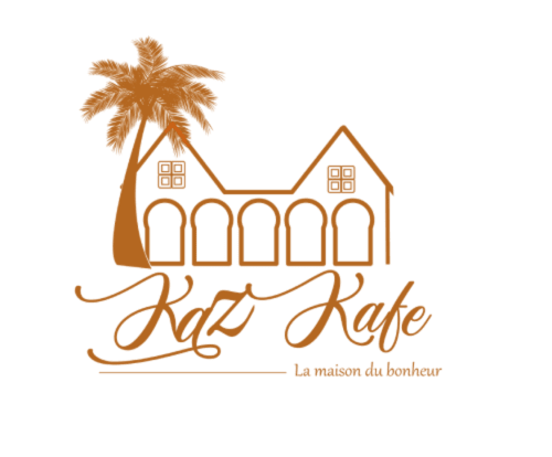 Logo du Kaz Kafe, gîte colonial avec palmier à Mamoudzou