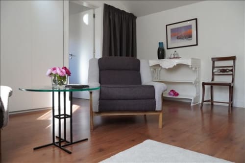 Quarto moderno da Quinta de Anterronde BnB em Arouca com móveis contemporâneos, pisos de madeira e decoração artística