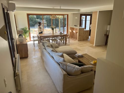 Séjour de la villa Mas de Lucienne avec canapé beige, salle à manger, vue sur le jardin, cuisine et équipements modernes