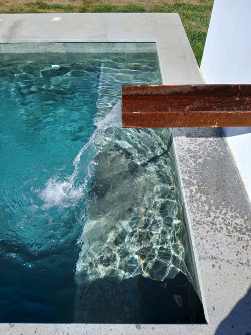 Piscina de infinito da villa alentejo33 em Arraiolos, Portugal, com água turquesa e design moderno em concreto
