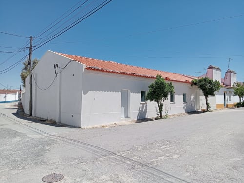 Vila branca com telhado de barro em São Gregório, Arraiolos. Casa Igrejinha - alojamento rural acessível com cobertura