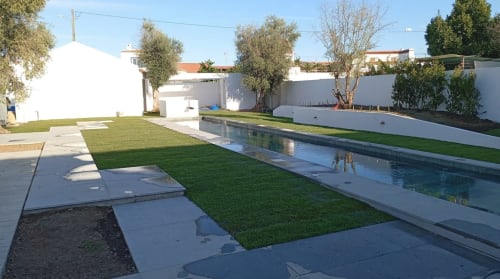 Pátio de moradia moderna com piscina refletora retangular, jardim bem manicurado, paredes brancas e árvores na Alentejo33 em Arraiolos,