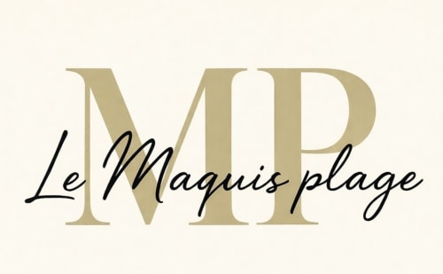Logo de l'hôtel Le Maquis Plage en lettres dorées sur fond crème, Poggio-Mezzana, France