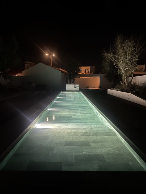 Vista noturna do caminho de pedra iluminado na villa Alentejo33 em Arraiolos, Portugal